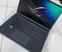 ROG ZEPHYRUS M16