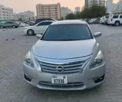 Nissan Altima ... USA... Model 2015... option ... 2... full Automatic ...km 165k...Call 0589773347